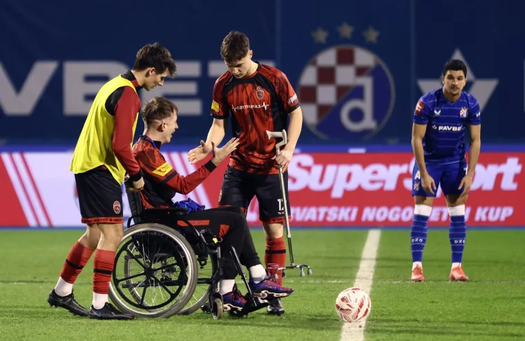 Utakmica Dinama protiv četvrtoliga&scaron;a imala dirljiv početak, a pazite kako izgleda južna tribina