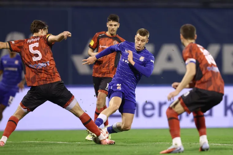 Utakmica Dinama protiv četvrtoliga&scaron;a imala dirljiv početak, a pazite kako izgleda južna tribina