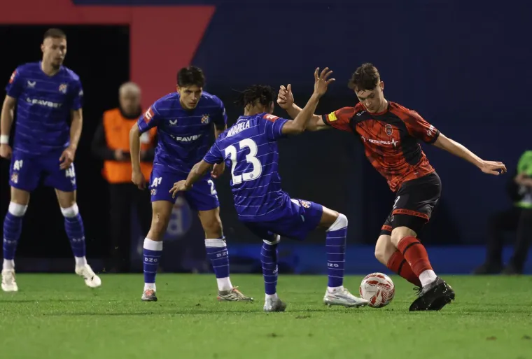 Utakmica Dinama protiv četvrtoliga&scaron;a imala dirljiv početak, a pazite kako izgleda južna tribina