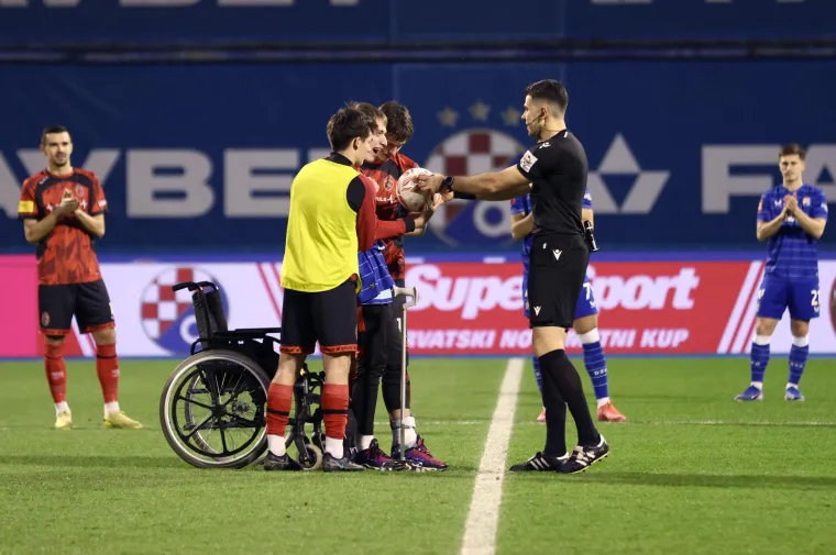 Utakmica Dinama protiv četvrtoliga&scaron;a imala dirljiv početak, a pazite kako izgleda južna tribina