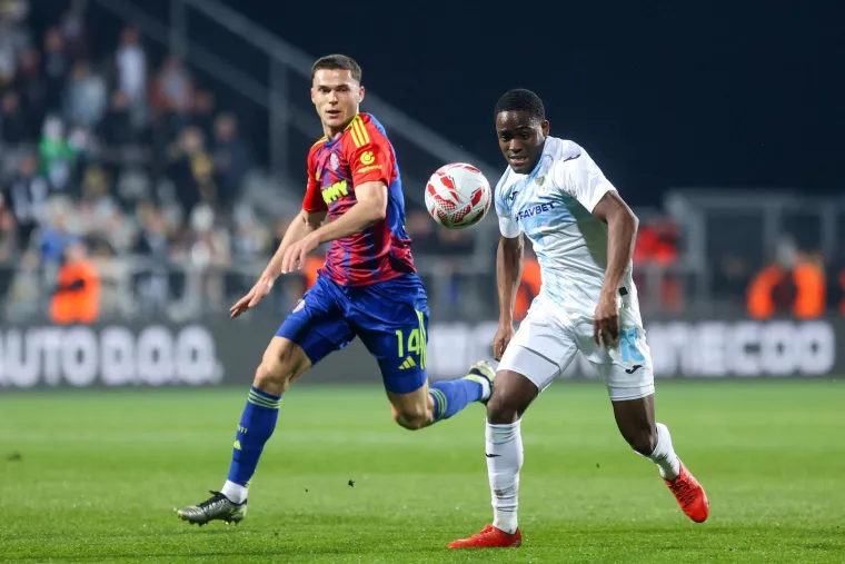 &Scaron;ok i nevjerica: Splićani poraženi u derbiju, Torcida bakljadom okrenula leđa svojim igračima