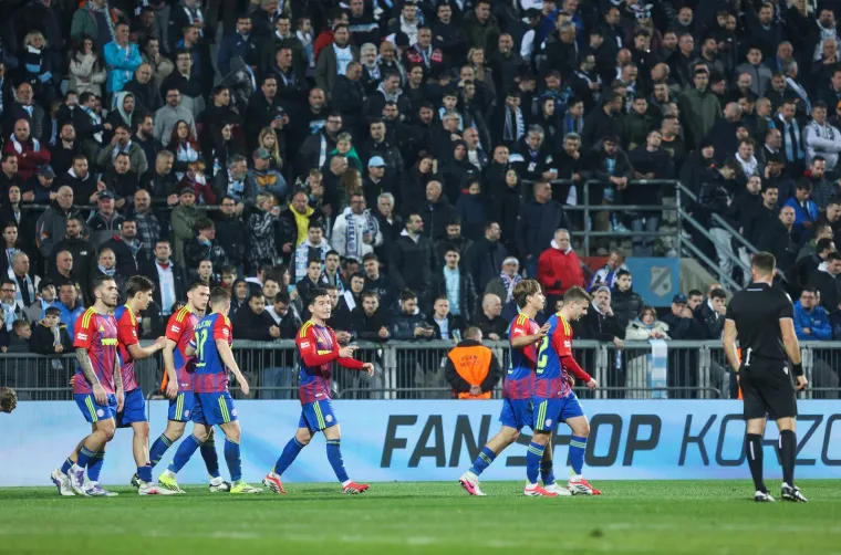 &Scaron;ok i nevjerica: Splićani poraženi u derbiju, Torcida bakljadom okrenula leđa svojim igračima