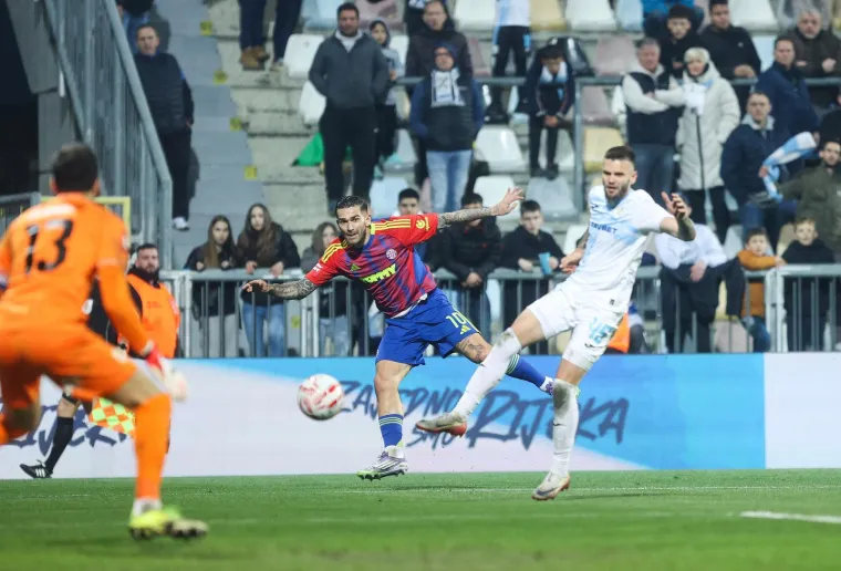 &Scaron;ok i nevjerica: Splićani poraženi u derbiju, Torcida bakljadom okrenula leđa svojim igračima