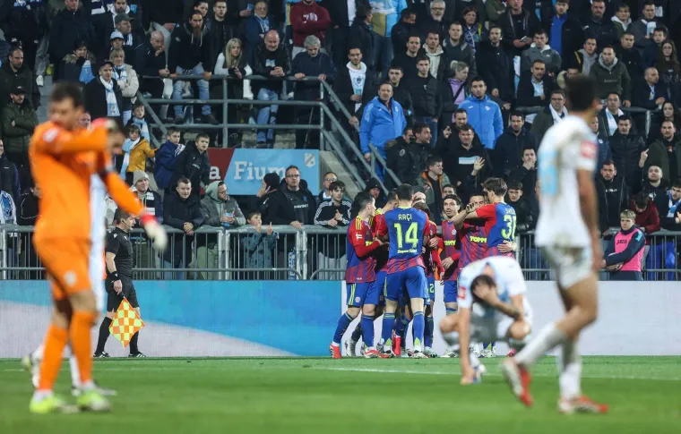 &Scaron;ok i nevjerica: Splićani poraženi u derbiju, Torcida bakljadom okrenula leđa svojim igračima