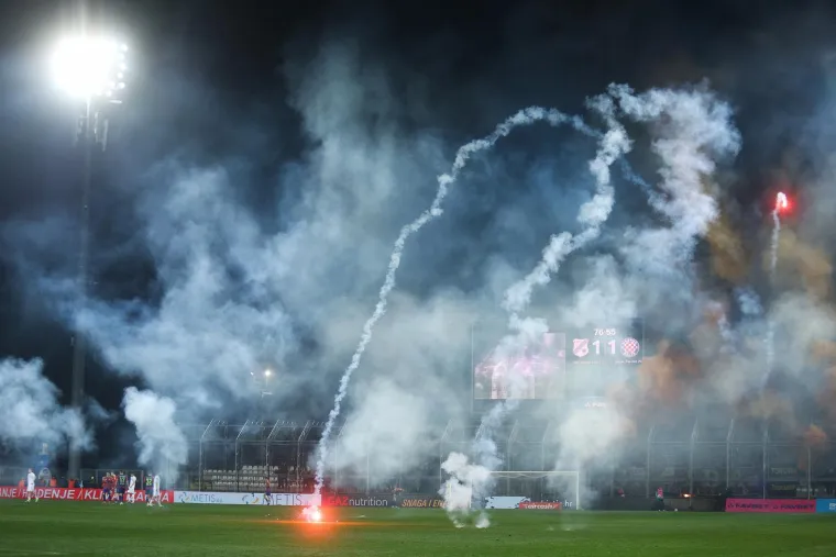 &Scaron;ok i nevjerica: Splićani poraženi u derbiju, Torcida bakljadom okrenula leđa svojim igračima