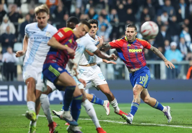 &Scaron;ok i nevjerica: Splićani poraženi u derbiju, Torcida bakljadom okrenula leđa svojim igračima