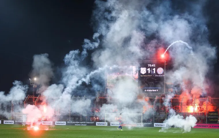 &Scaron;ok i nevjerica: Splićani poraženi u derbiju, Torcida bakljadom okrenula leđa svojim igračima