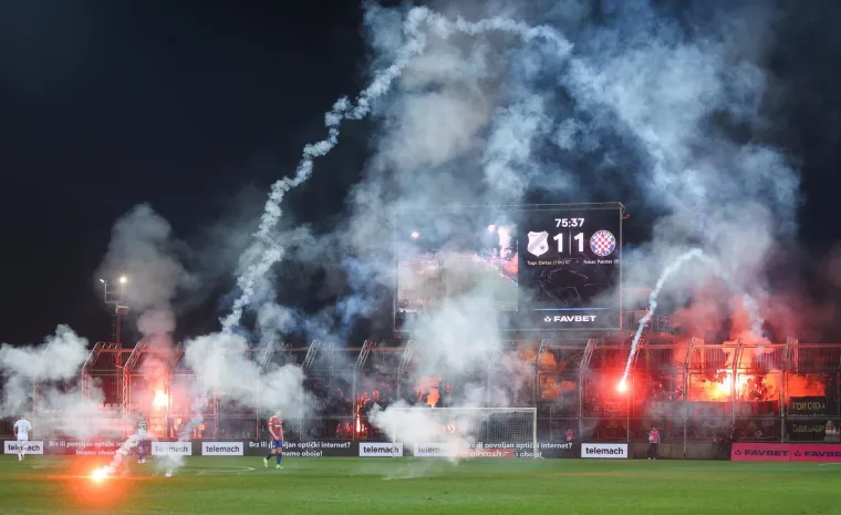 &Scaron;ok i nevjerica: Splićani poraženi u derbiju, Torcida bakljadom okrenula leđa svojim igračima