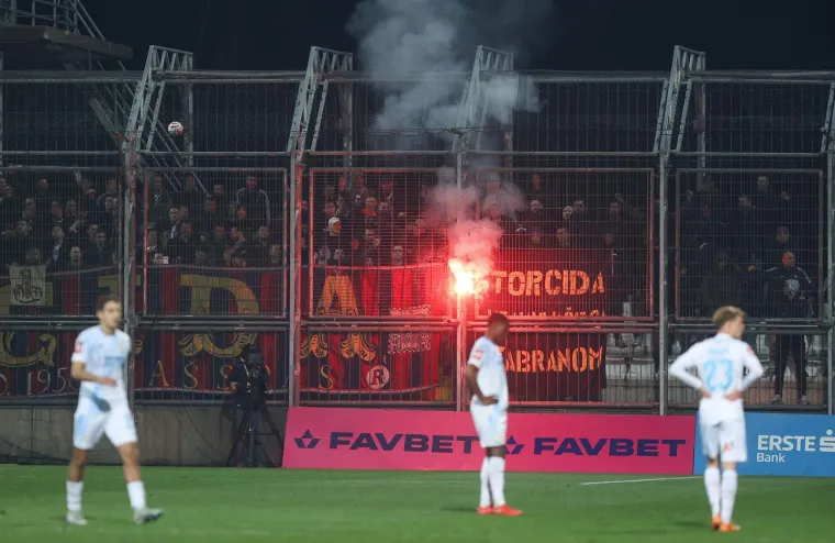 &Scaron;ok i nevjerica: Splićani poraženi u derbiju, Torcida bakljadom okrenula leđa svojim igračima
