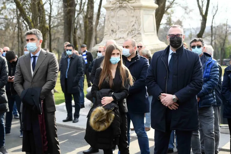 Nitko nije mogao sakriti tugu: Niko Kranjčar u zagrljaju Zrinke Cvite&scaron;ić u suzama ispratio oca