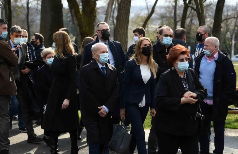 Nitko nije mogao sakriti tugu: Niko Kranjčar u zagrljaju Zrinke Cvite&scaron;ić u suzama ispratio oca