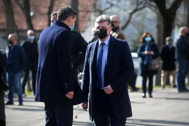 Nitko nije mogao sakriti tugu: Niko Kranjčar u zagrljaju Zrinke Cvite&scaron;ić u suzama ispratio oca