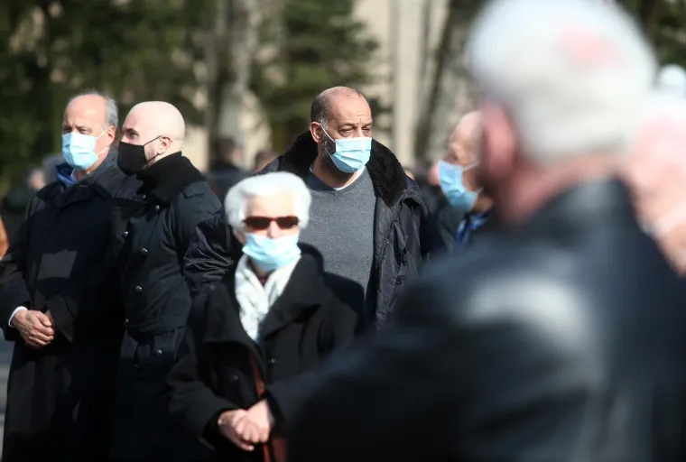 Nitko nije mogao sakriti tugu: Niko Kranjčar u zagrljaju Zrinke Cvite&scaron;ić u suzama ispratio oca