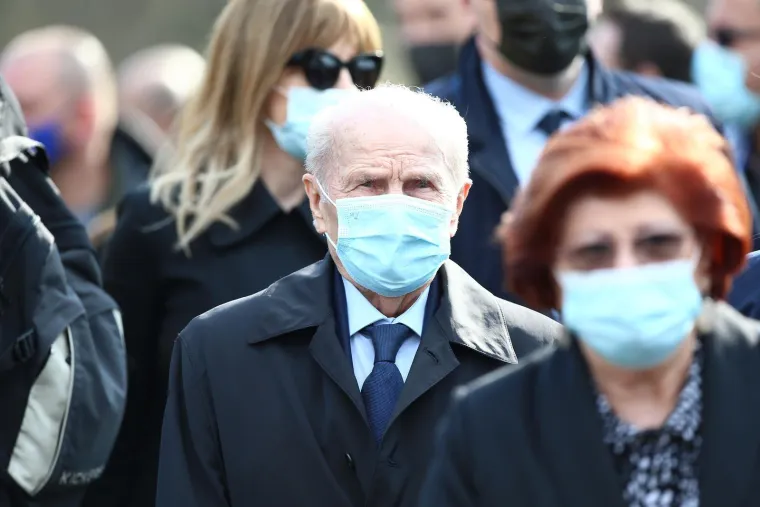 Nitko nije mogao sakriti tugu: Niko Kranjčar u zagrljaju Zrinke Cvite&scaron;ić u suzama ispratio oca