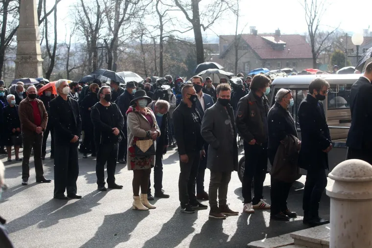 Nitko nije mogao sakriti tugu: Niko Kranjčar u zagrljaju Zrinke Cvite&scaron;ić u suzama ispratio oca