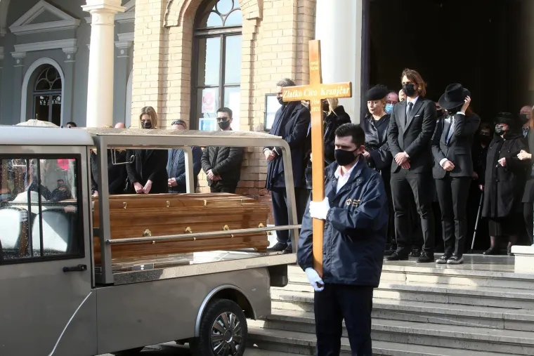 Nitko nije mogao sakriti tugu: Niko Kranjčar u zagrljaju Zrinke Cvite&scaron;ić u suzama ispratio oca