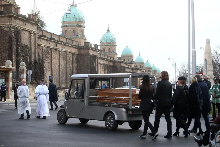Nitko nije mogao sakriti tugu: Niko Kranjčar u zagrljaju Zrinke Cvite&scaron;ić u suzama ispratio oca