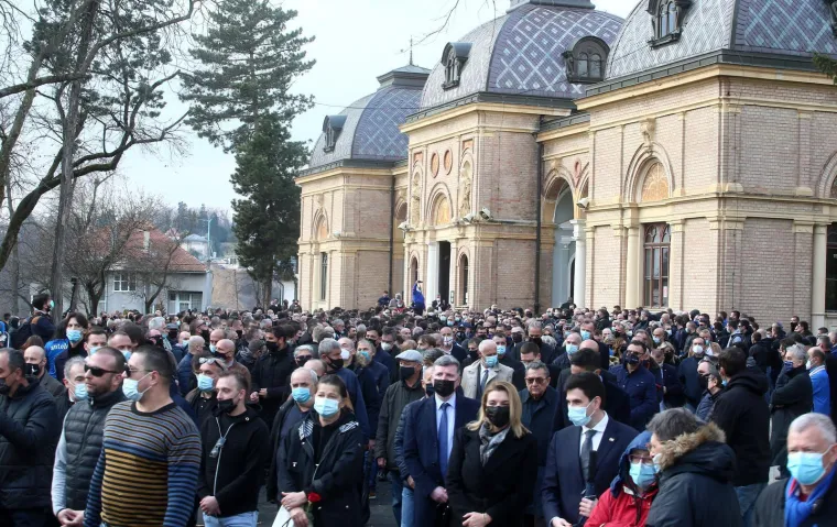 Nitko nije mogao sakriti tugu: Niko Kranjčar u zagrljaju Zrinke Cvite&scaron;ić u suzama ispratio oca