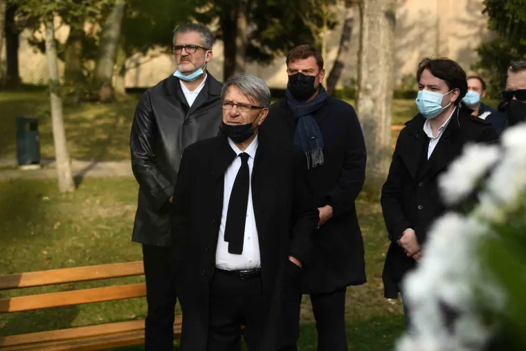 Nitko nije mogao sakriti tugu: Niko Kranjčar u zagrljaju Zrinke Cvite&scaron;ić u suzama ispratio oca