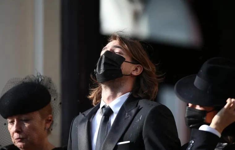 Nitko nije mogao sakriti tugu: Niko Kranjčar u zagrljaju Zrinke Cvite&scaron;ić u suzama ispratio oca