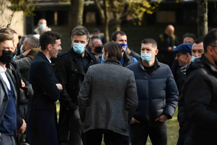 Nitko nije mogao sakriti tugu: Niko Kranjčar u zagrljaju Zrinke Cvite&scaron;ić u suzama ispratio oca