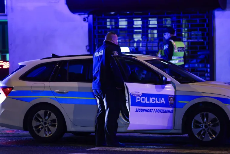 Stravični prizori iz Dubrave: BMW-om sru&scaron;io semafor, maloljetnica ostala priklje&scaron;tena