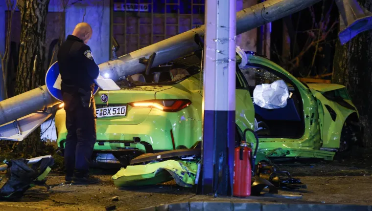 Stravični prizori iz Dubrave: BMW-om sru&scaron;io semafor, maloljetnica ostala priklje&scaron;tena