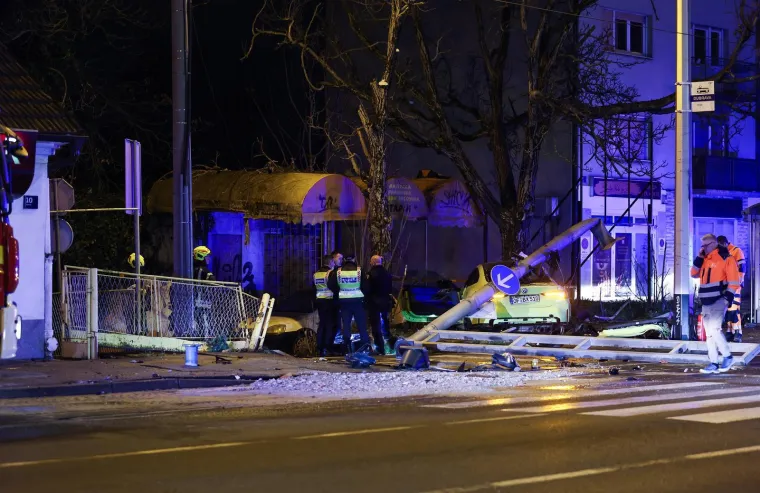 Stravični prizori iz Dubrave: BMW-om sru&scaron;io semafor, maloljetnica ostala priklje&scaron;tena