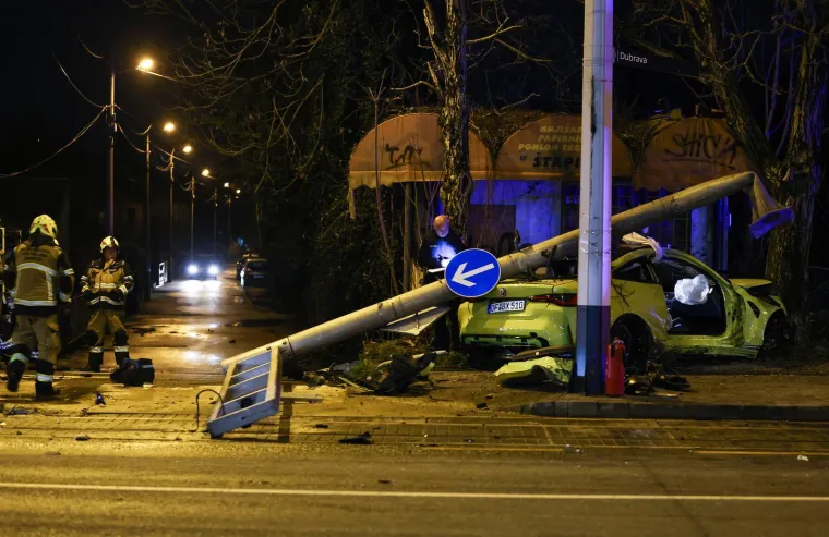 Stravični prizori iz Dubrave: BMW-om sru&scaron;io semafor, maloljetnica ostala priklje&scaron;tena
