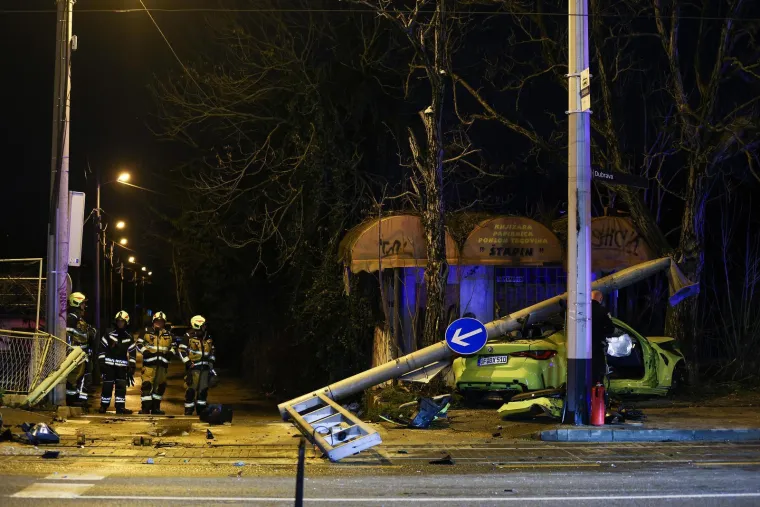 Stravični prizori iz Dubrave: BMW-om sru&scaron;io semafor, maloljetnica ostala priklje&scaron;tena