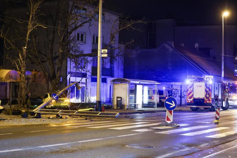 Stravični prizori iz Dubrave: BMW-om sru&scaron;io semafor, maloljetnica ostala priklje&scaron;tena