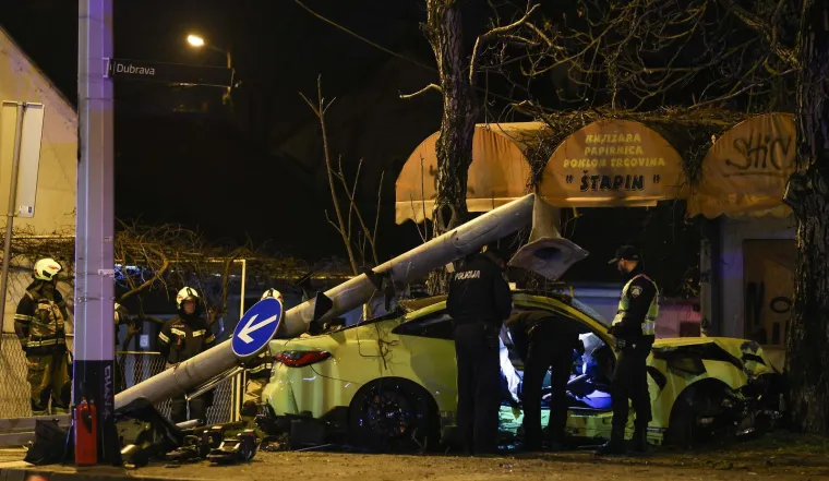 Stravični prizori iz Dubrave: BMW-om sru&scaron;io semafor, maloljetnica ostala priklje&scaron;tena