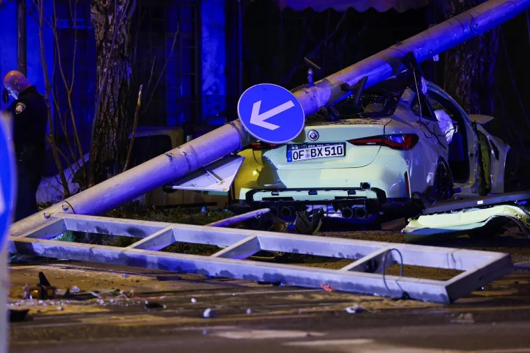 Stravični prizori iz Dubrave: BMW-om sru&scaron;io semafor, maloljetnica ostala priklje&scaron;tena