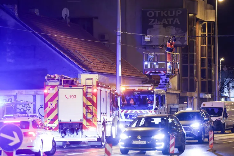 Stravični prizori iz Dubrave: BMW-om sru&scaron;io semafor, maloljetnica ostala priklje&scaron;tena