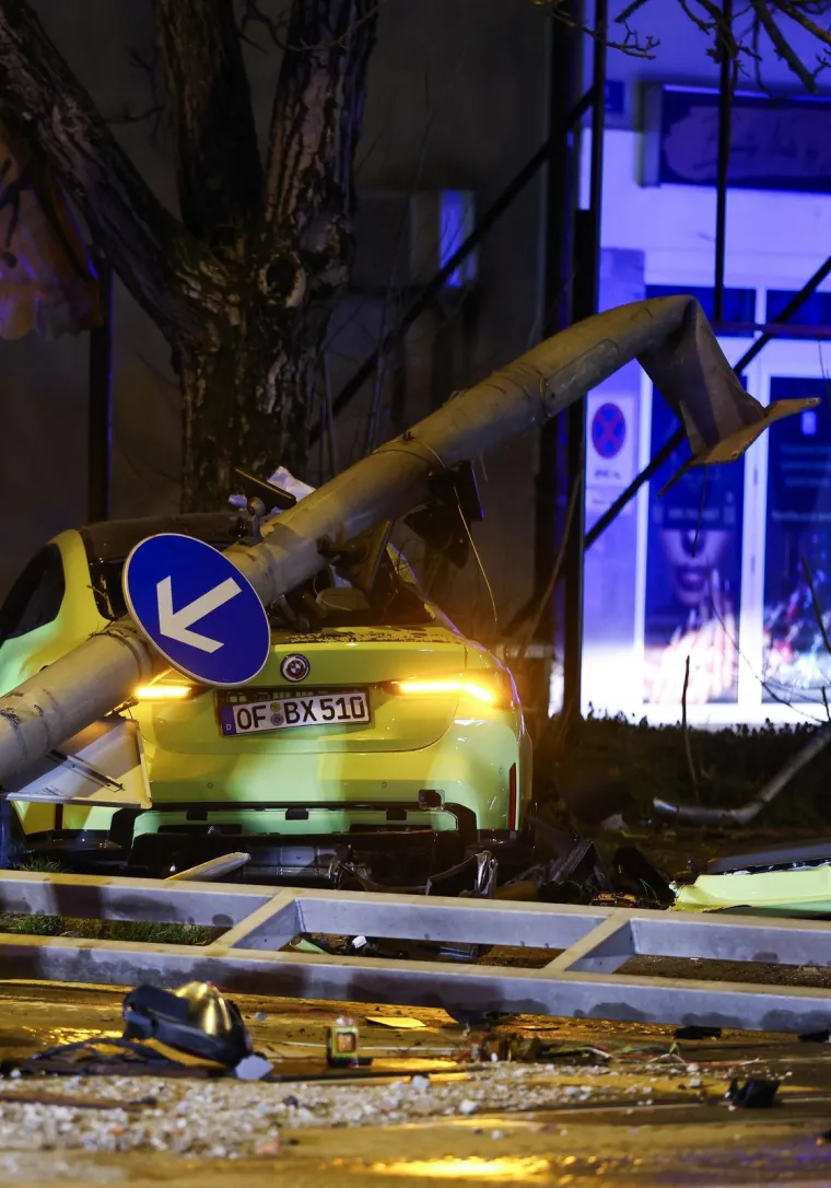 Stravični prizori iz Dubrave: BMW-om sru&scaron;io semafor, maloljetnica ostala priklje&scaron;tena