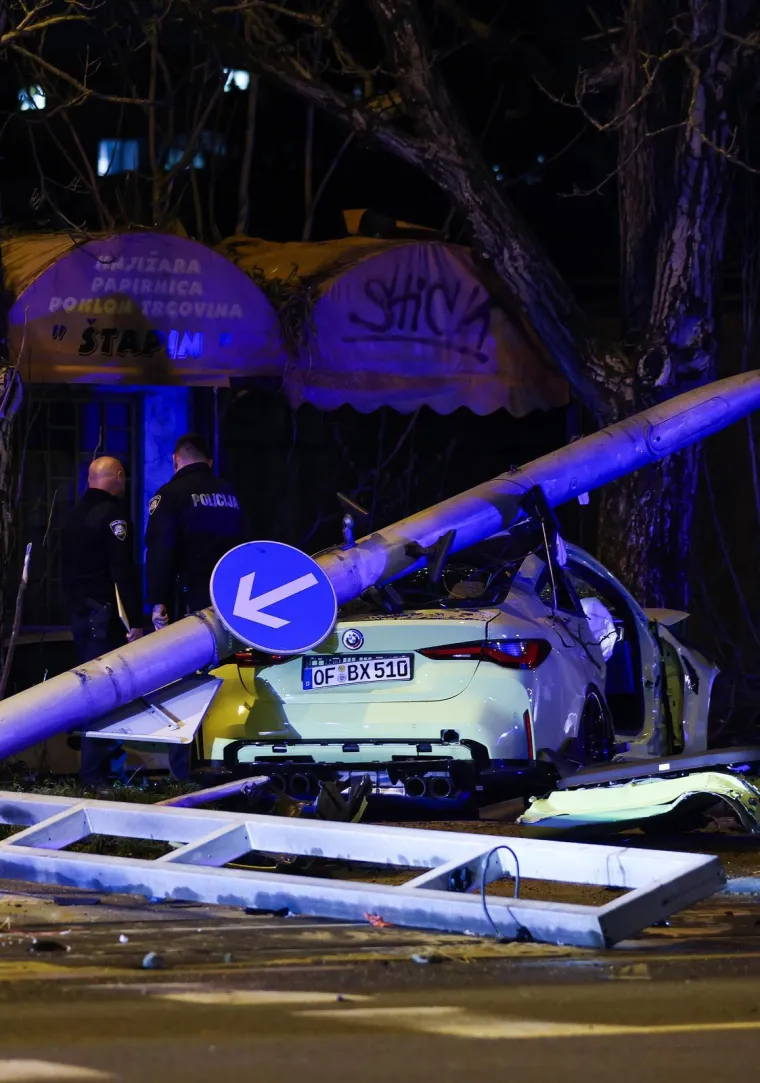 Stravični prizori iz Dubrave: BMW-om sru&scaron;io semafor, maloljetnica ostala priklje&scaron;tena