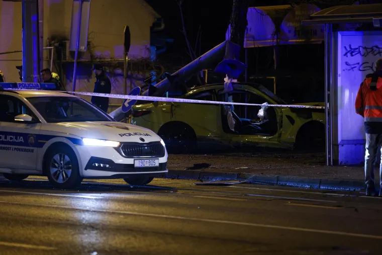 Stravični prizori iz Dubrave: BMW-om sru&scaron;io semafor, maloljetnica ostala priklje&scaron;tena