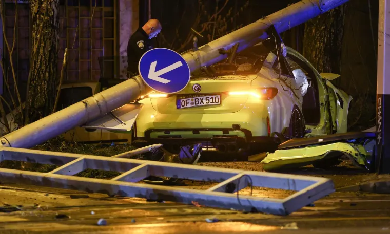 Stravični prizori iz Dubrave: BMW-om sru&scaron;io semafor, maloljetnica ostala priklje&scaron;tena