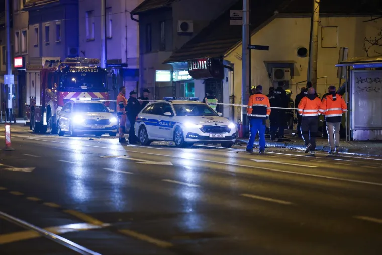 Stravični prizori iz Dubrave: BMW-om sru&scaron;io semafor, maloljetnica ostala priklje&scaron;tena