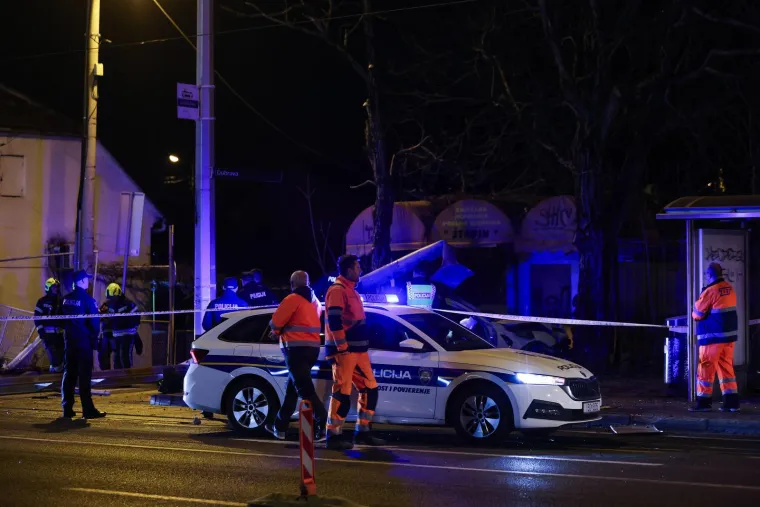 Stravični prizori iz Dubrave: BMW-om sru&scaron;io semafor, maloljetnica ostala priklje&scaron;tena