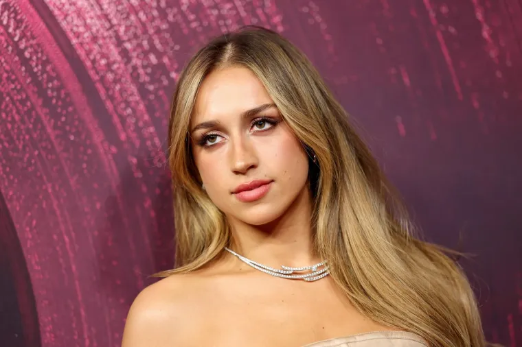 Zlatni olimpijac bez zubi ljubi zanosnu pjevačicu koja plijeni glasom i tijelom