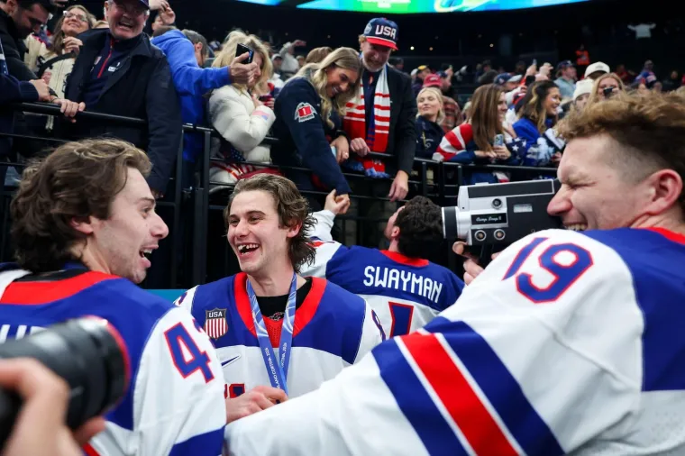 Zlatni olimpijac bez zubi ljubi zanosnu pjevačicu koja plijeni glasom i tijelom