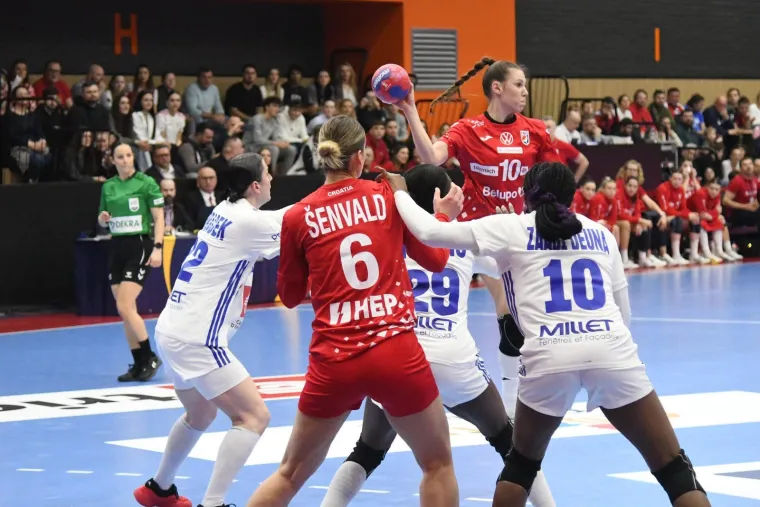 Jandroković navijao za rukometa&scaron;ice i ukrao show: Koga je to izgrlio?