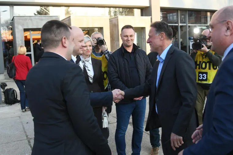 Jandroković navijao za rukometa&scaron;ice i ukrao show: Koga je to izgrlio?