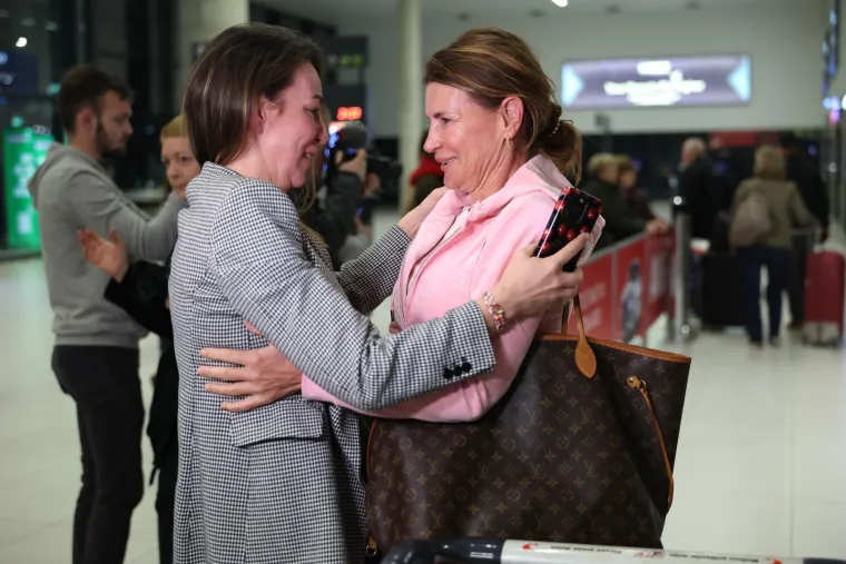 Pogledajte trenutak kad su Hrvati stigli kući, među njima i 11 beba. Pljeskali posadi koja ih je izvukla iz ratne zone