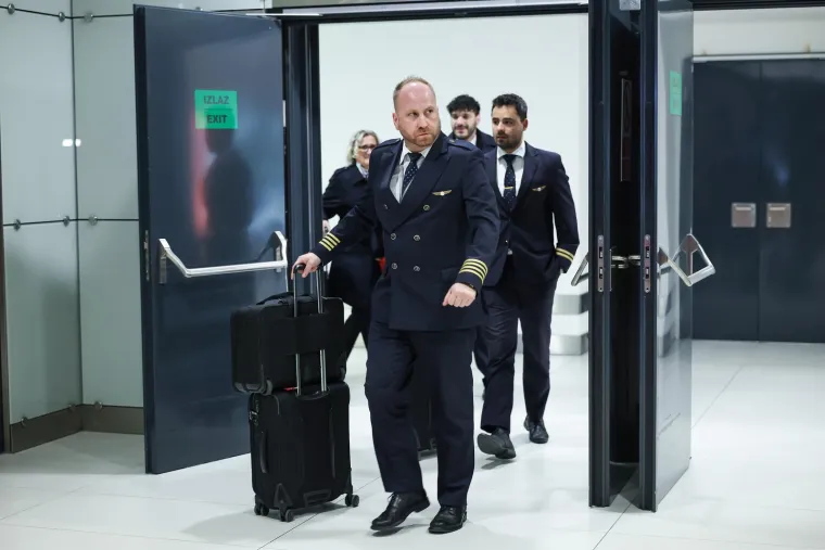 Pogledajte trenutak kad su Hrvati stigli kući, među njima i 11 beba. Pljeskali posadi koja ih je izvukla iz ratne zone