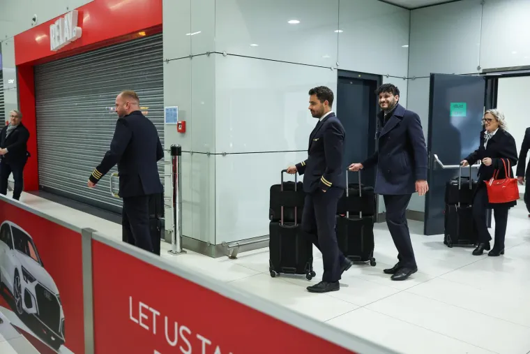 Pogledajte trenutak kad su Hrvati stigli kući, među njima i 11 beba. Pljeskali posadi koja ih je izvukla iz ratne zone