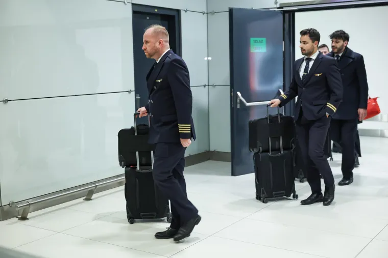 Pogledajte trenutak kad su Hrvati stigli kući, među njima i 11 beba. Pljeskali posadi koja ih je izvukla iz ratne zone