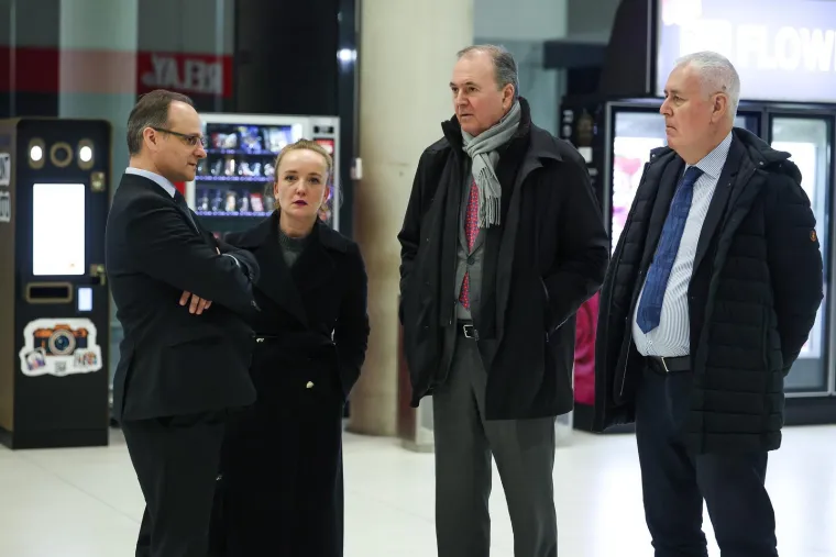 Pogledajte trenutak kad su Hrvati stigli kući, među njima i 11 beba. Pljeskali posadi koja ih je izvukla iz ratne zone