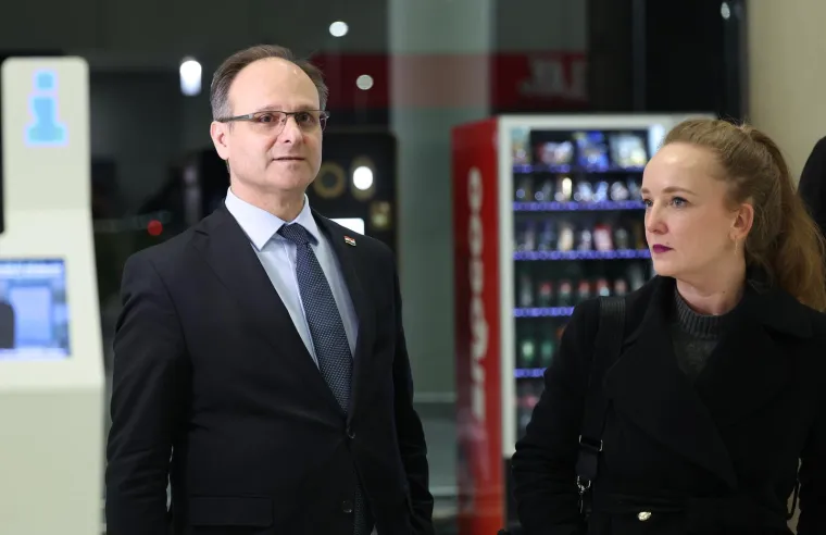 Pogledajte trenutak kad su Hrvati stigli kući, među njima i 11 beba. Pljeskali posadi koja ih je izvukla iz ratne zone